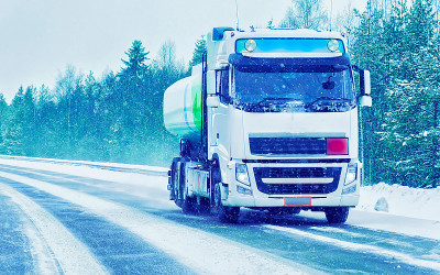 冬季芬兰拉普兰雪道上的卡车