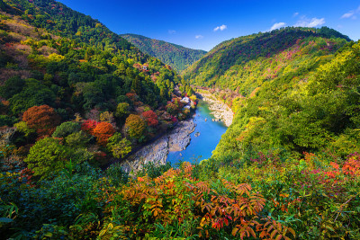 秋日在岚山视点和和津河