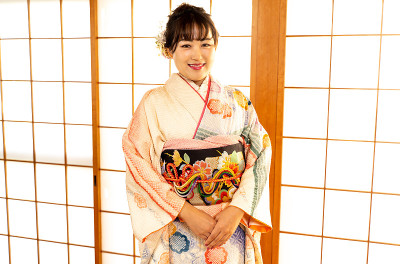穿和服的妇女