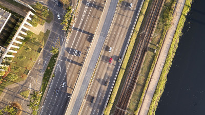 圣保罗市边缘的Pinheiros高速公路和Pinheiros河。