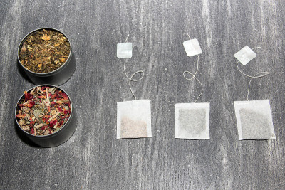 准备草药茶的工具:玻璃杯，泡茶器，勺子，脱水，干燥的草药和小袋