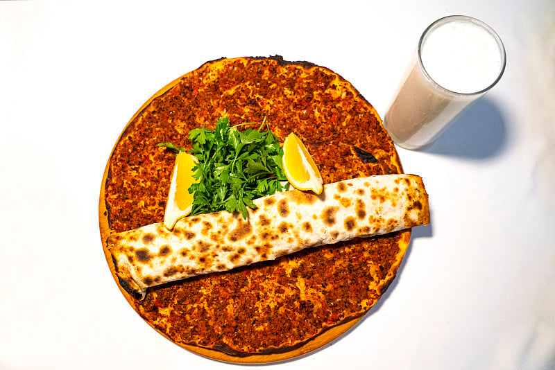 传统美味的土耳其食物;Lahmacun(土耳其比萨)