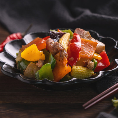 美味的自制七彩蔬菜炒咸猪肉，小玉米。