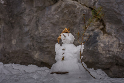 冬天的小雪人和石头