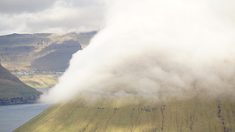 Klakkur和Suður á Nakki山，在丹麦法罗群岛北部偏远的Klaksvík村附近，山峰从