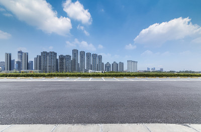 全景天际线和建筑物与空的混凝土广场地板