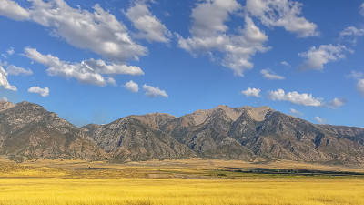 在充满生气的多云天空下的尼波山和北峰
