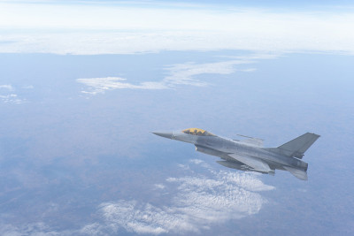 F-16飞机穿过大气层