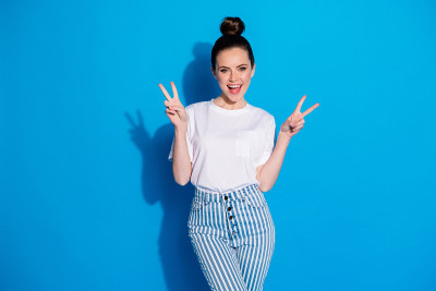 她的肖像，她很好，有吸引力，可爱，漂亮，迷人，高兴，愉快，快乐的女孩显示v-sign，有乐趣的春天孤