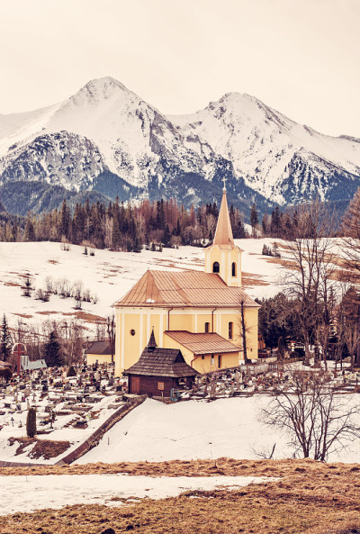 教堂与墓地在Zdiar村与Belianske Tatry，复古过滤器