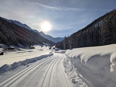 在令人印象深刻的降雪后，穿过达沃斯的迪什玛山谷的乡村斜坡