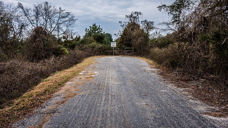 路的尽头是一条废弃的乡村道路