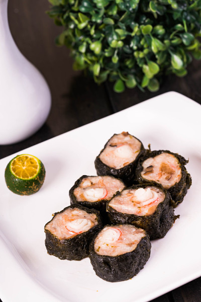 绞碎猪肉，蟹肉条，海苔包