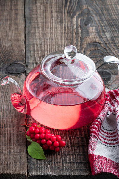 五味子茶放在木桌上的透明玻璃茶壶里