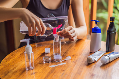 在飞机上运送化妆品的旅行包。化妆品可以倒进小瓶子里了。一位女士把随身携带的化妆品换了一下