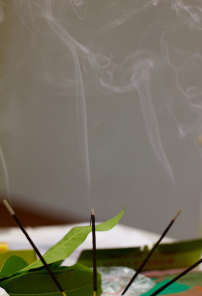 在礼拜(祈祷)期间点燃的香(琼脂)