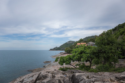 泰国苏梅岛查翁，海边的Ladkoh观景台，巨大的岩石海滩和美丽的海滨别墅。