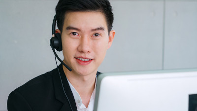 商务人员戴着耳机在办公室工作
