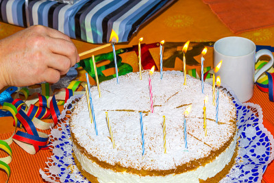 在蛋糕上点燃生日蜡烛