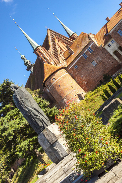 尼古拉哥白尼的雕像和大教堂- Frombork。