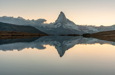 斯特利斯湖的全景夜景与马特霍恩维诺峰在背景。令人印象深刻的秋天景色瑞士阿尔卑斯山，泽马特度假村，瑞士