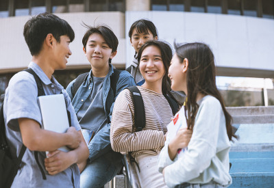 快乐的少年学生在楼梯上交谈和行走