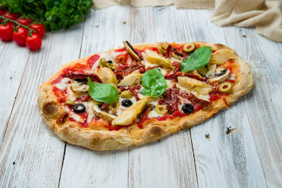 Roman pizza with artichokes and sun-dried tomatoes