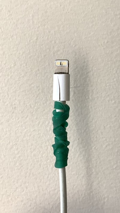 破碎的手机充电器