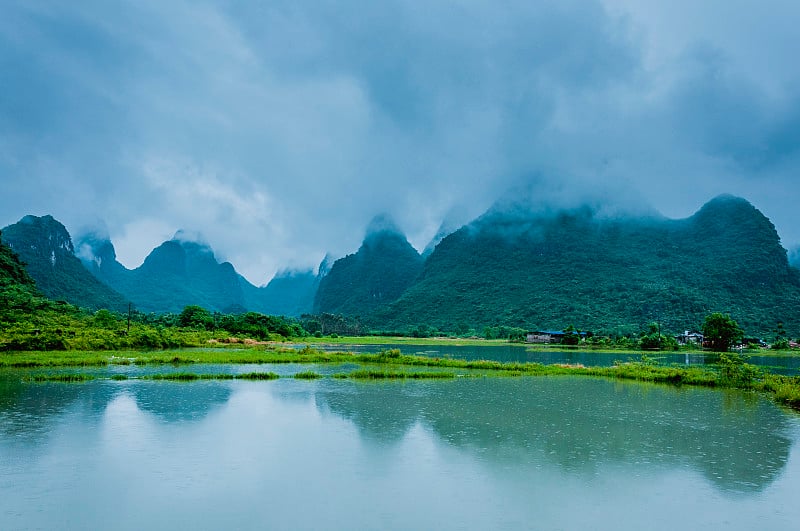 喀斯特山脉和乡村景色中的薄雾预览效果