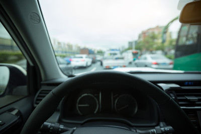 开车在城市道路上等待斑马线前