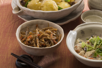 肉和土豆用一个小碗