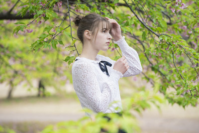 年轻女子被树治好了