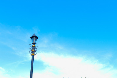 低角度的街灯对天空