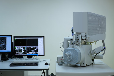扫描电子显微镜(SEM)机在实验室和模糊计算机控制器背景。