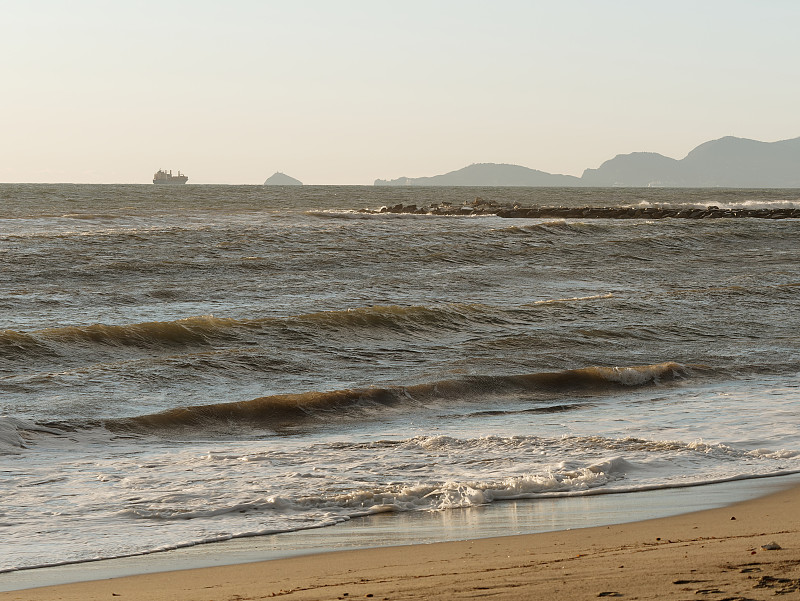 在刮风的日子里，马萨托斯卡纳海滩的全景