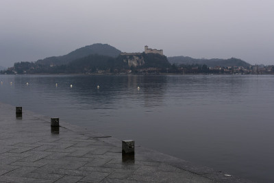 意大利阿罗纳马焦雷湖寒冷阴雨的早晨