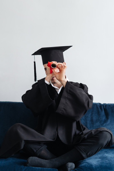 白种年轻人非常兴奋地接受他的学士学位