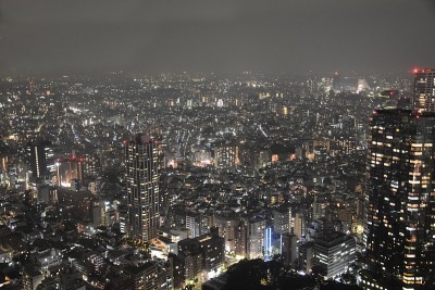 东京日本的天际线和摩天大楼，鸟瞰图，周围的新宿区。亚洲。