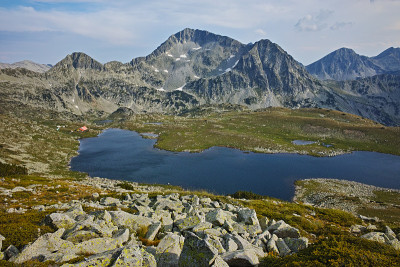 保加利亚皮林山卡米尼察峰和特夫诺湖全景图
