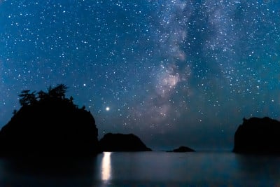俄勒冈海岸的银河夜空