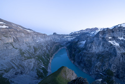 史诗般的日落在瑞士一个叫做Limmerensee的高山湖泊上。阿尔卑斯山的美景。太阳照耀着山顶。太棒