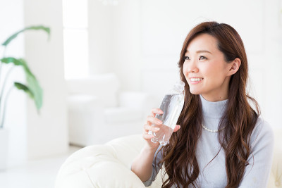 年轻迷人的亚洲女子