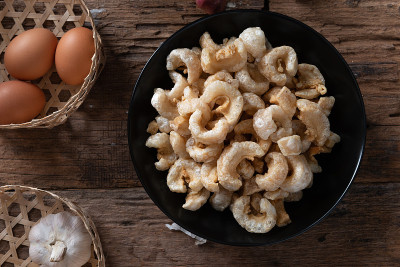 猪皮也被称为chicharon或chicharrones, kab moo