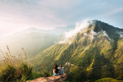 这对新人在山上迎接日出。男人和女人在山里。结婚旅行。这对夫妇环游亚洲。去斯里兰卡旅行。蜿蜒在群山之中