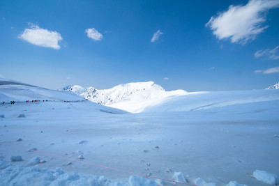 山黑袍高山径雪山墙