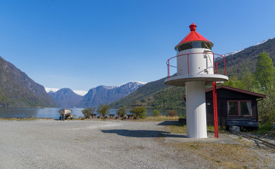佛拉姆峡湾沿岸的灯塔和小船