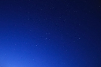 星空背景图片的星星在夜空和银河系。