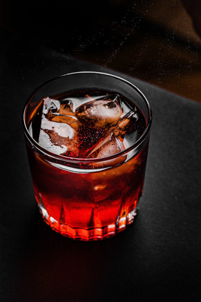背景是鸡尾酒杯