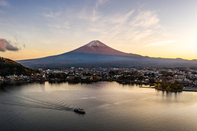 川口湖鸟瞰图，位于Fujikawaguchiko和Minobu边境，山ashi县南部靠近富士山，日本