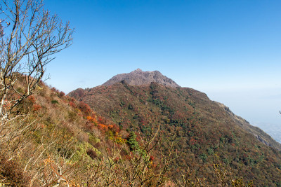 日本云仙天草国家公园云仙山妙峰秋色缤纷(Myōken)。